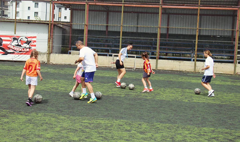 Atakum'da kızlar sahaya indi