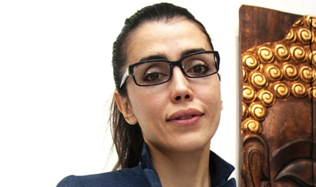 Azra Kohen'e tepkiler büyüyor: İlişiği kesildi, kitapları kaldırıldı