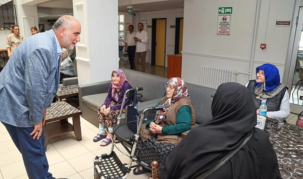 Başkan Sandıkçı Huzurevi Sakinleriyle Bayramlaştı