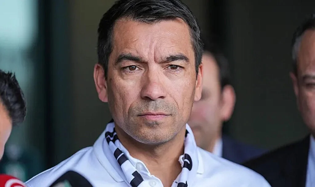 Beşiktaş'ta Van Bronckhorst Dönemi Başladı: İmzalar Resmen Atıldı