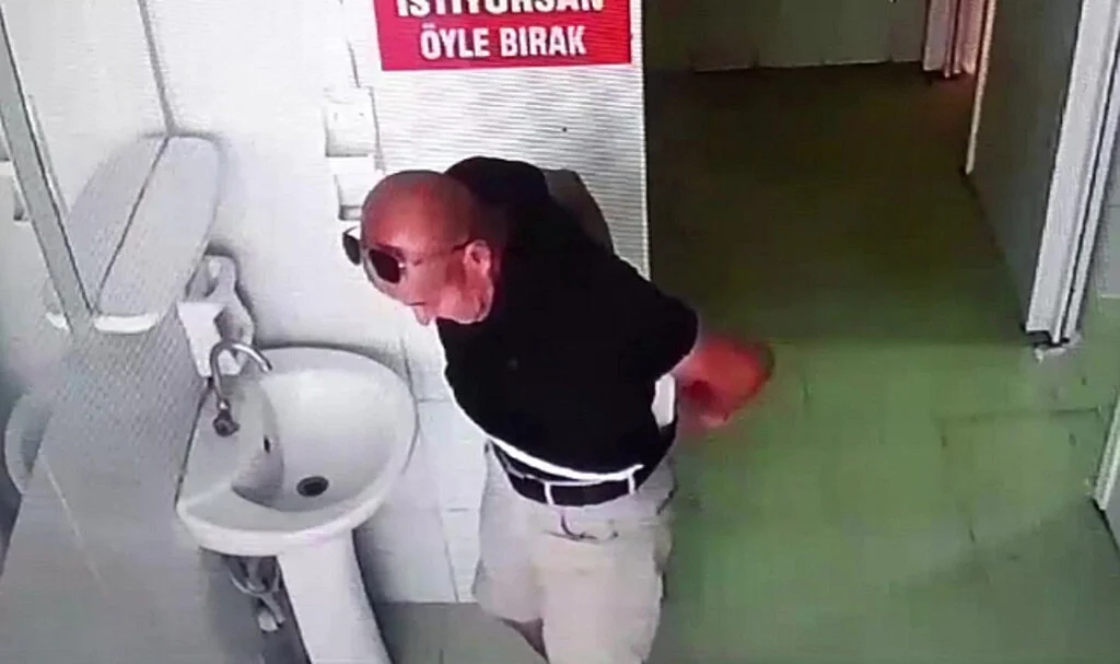 Cami Tuvaletinden Sabunluk Hırsızlığı Güvenlik Kamerasında!