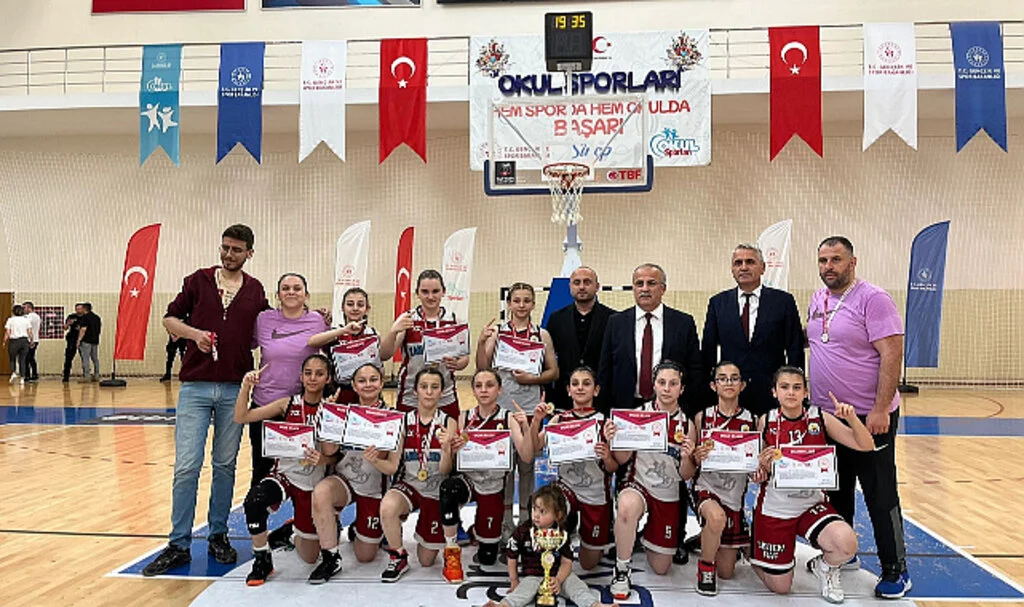 Canik'in Küçük Kız Basketbol Takımı Türkiye Şampiyonu