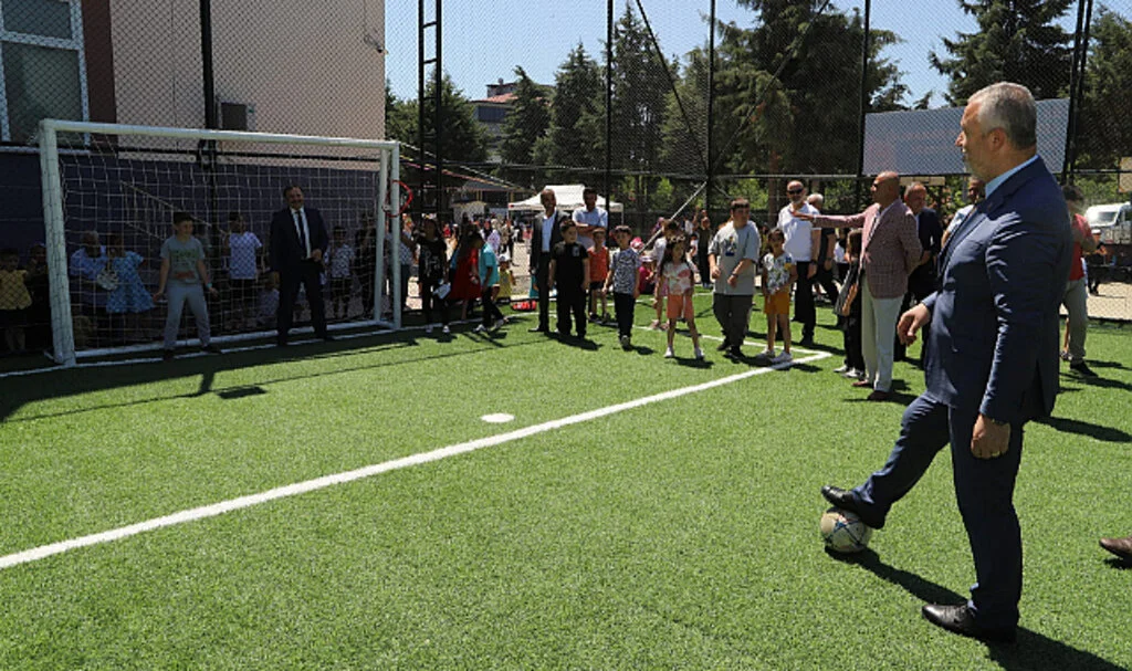 Cumhuriyet İlkokulu halı sahasına kavuştu