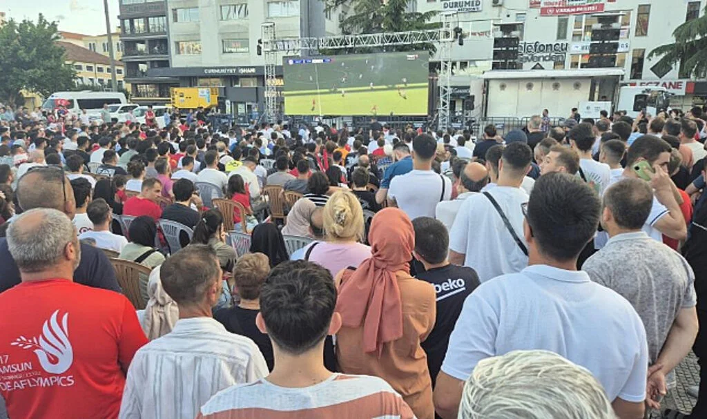 Dev Ekranda İzlediler