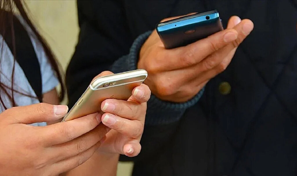 Dikkat Çekici Uyarı: Cep Telefonu Bağımlılığı Tehlikeli