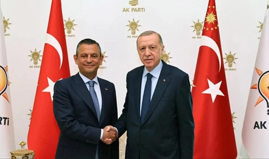 Erdoğan, Özel'i Forslu Bayrakla Karşılayacak!