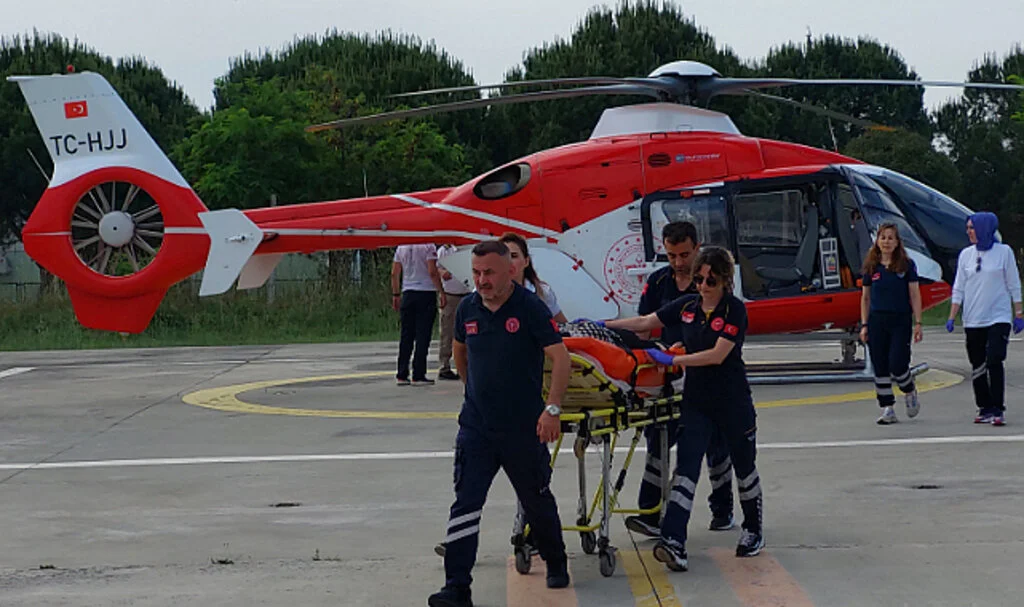 Evde baygın bulunan kadın ambulans helikopterle hastaneye sevk edildi