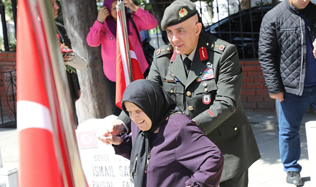 Gazi Tümgeneral Davut Ala, Şehit Annesini Oğlunun Mezarına Götürdü