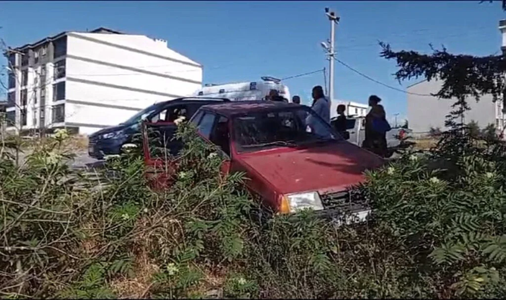 Hafif Ticari Araç Otomobile Çarptı, 1 Yaralı