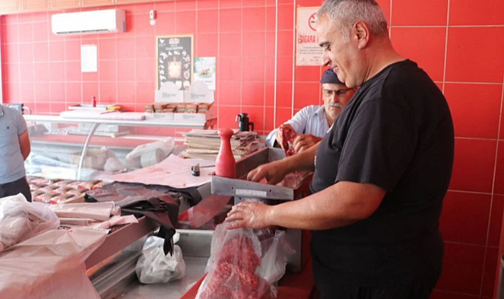 Havza'da kasap ve şarküterilerde kıyma mesaisi devam ediyor