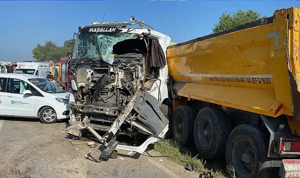 İşçi Servisi ile Kamyon Kafa Kafaya Çarpıştı