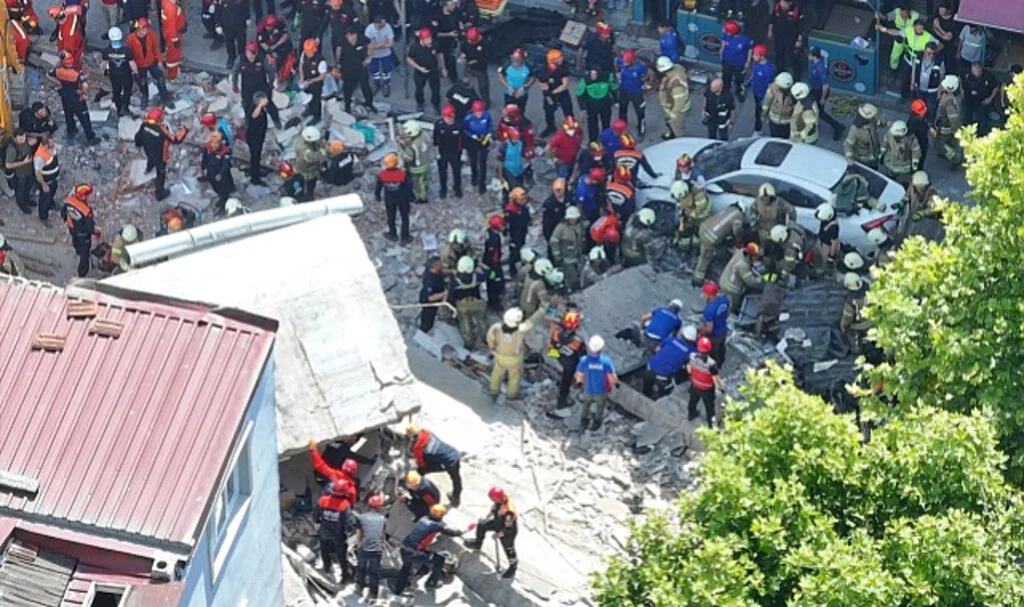 İstanbul'da 3 Katlı Binanın Çökmesi: Sahibi Gözaltına Alındı