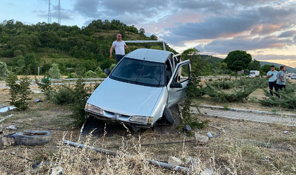 Kavak'ta Feci Kaza: İki Otomobil Çarpıştı, 9 Kişi Yaralandı