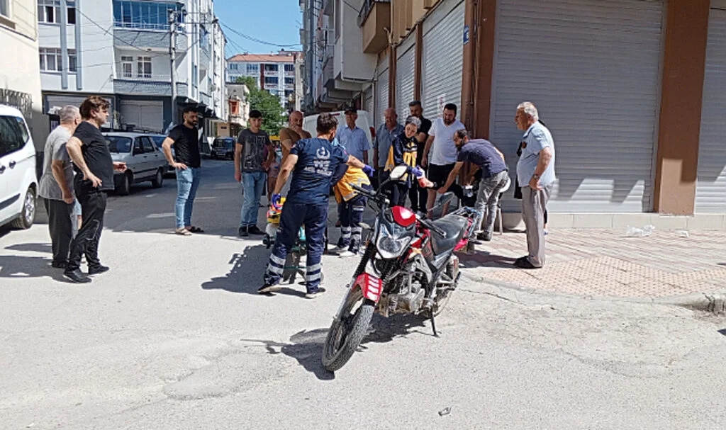Minibüs ile motosiklet çarpıştı