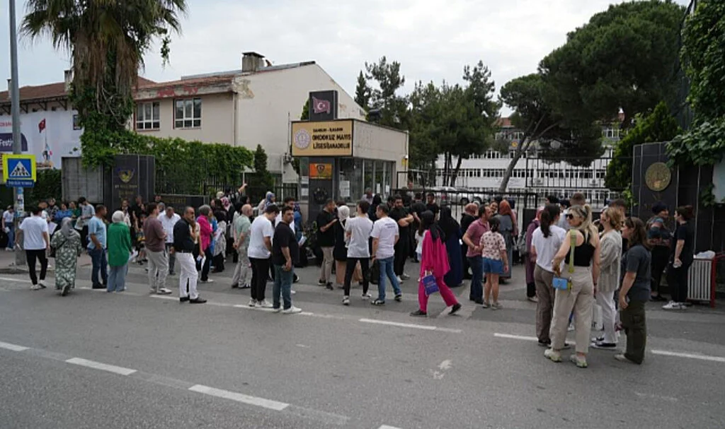 Öğrenciler Ter Dökerken Aileler Beklemede