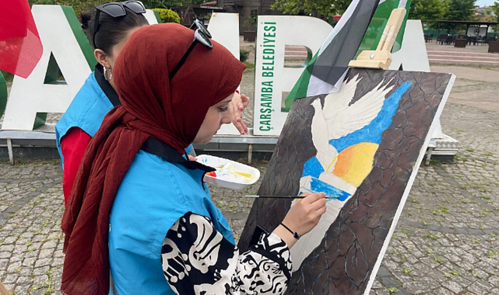 OMÜ'lüler fırçalarını Filistin için kullandı