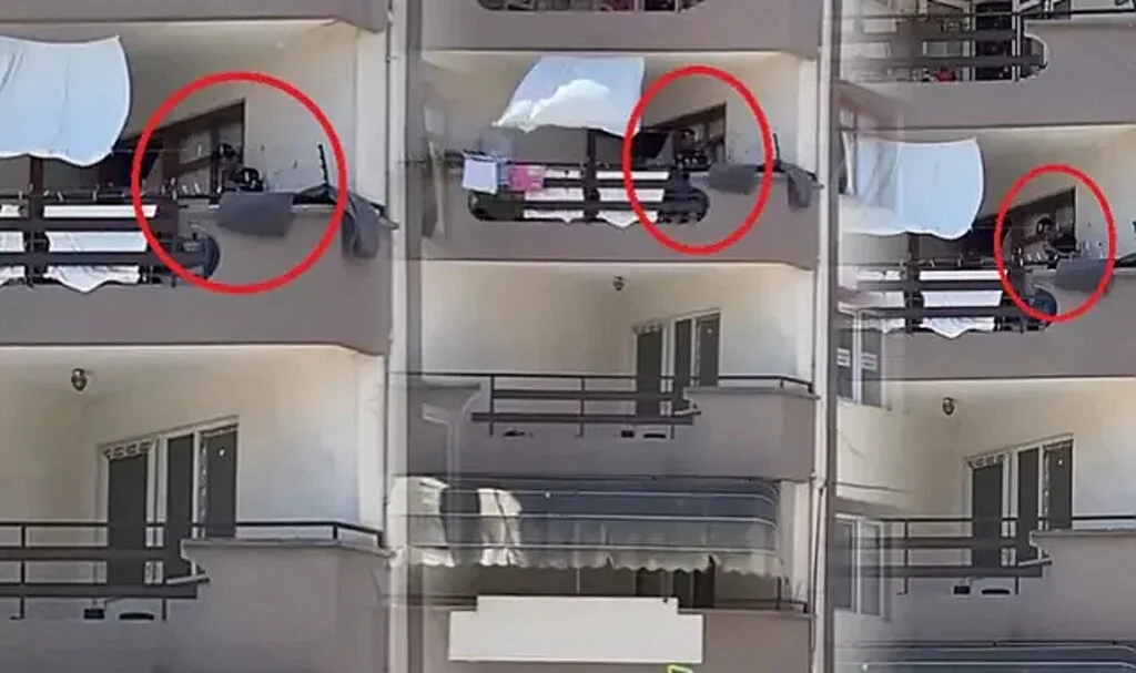 Önce ağabeyini bıçakladı sonra da balkonda harakiri yaptı