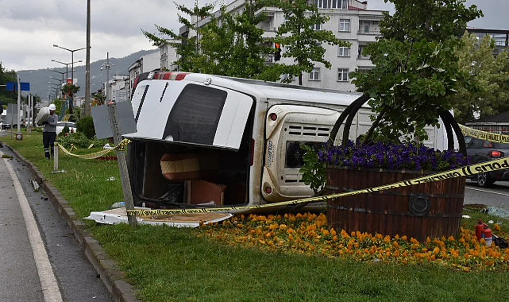 Ordu'da Minibüs Kazası: 1 Ölü, 4 Yaralı