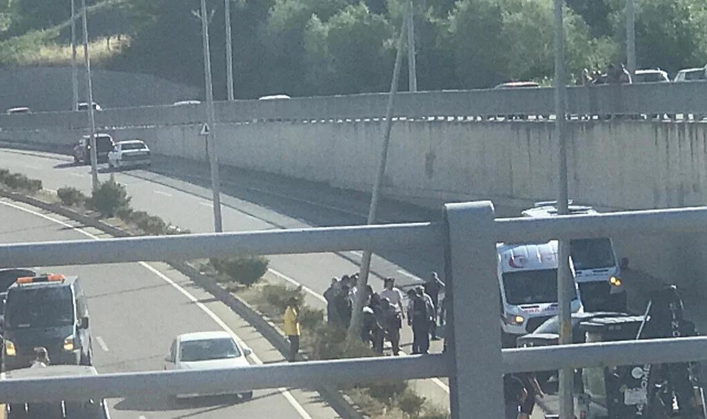 Otomobil Elektrik Direğine Çarptı: 4 Yaralı