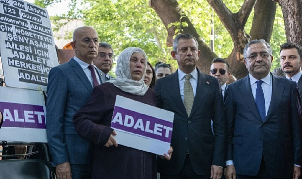Özgür Özel, Eşi ve 2 Oğlu Öldürülen Emine Şenyaşar'a Söz Verdi: Taleplerini Cumhurbaşkanı Erdoğan'a İleteceğim
