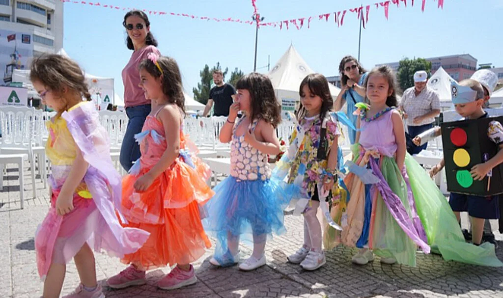 Podyuma çıkan minikler geri dönüşüme dikkat çekti