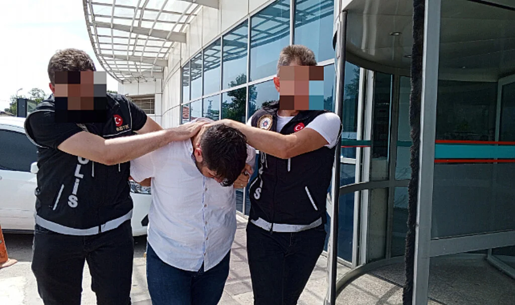 Ruhsatsız silah ve uyuşturucuyla yakalanan şahsa gözaltı