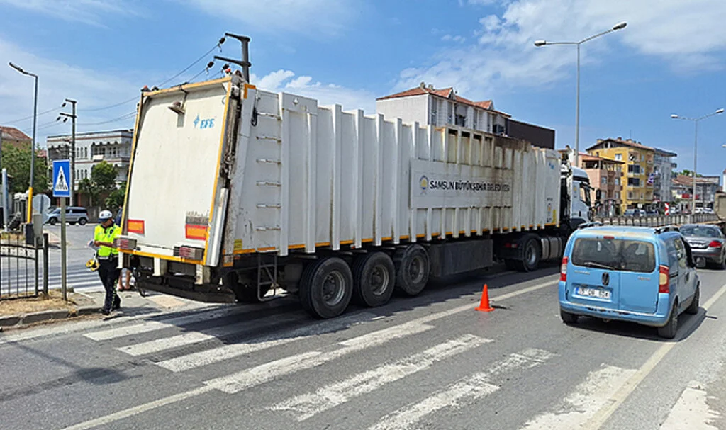 Samsun Bafra'da Motosikletli Katı Atık Tırına Çarptı
