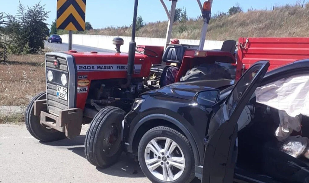 Samsun Bafra'da Otomobil Traktöre Çarptı