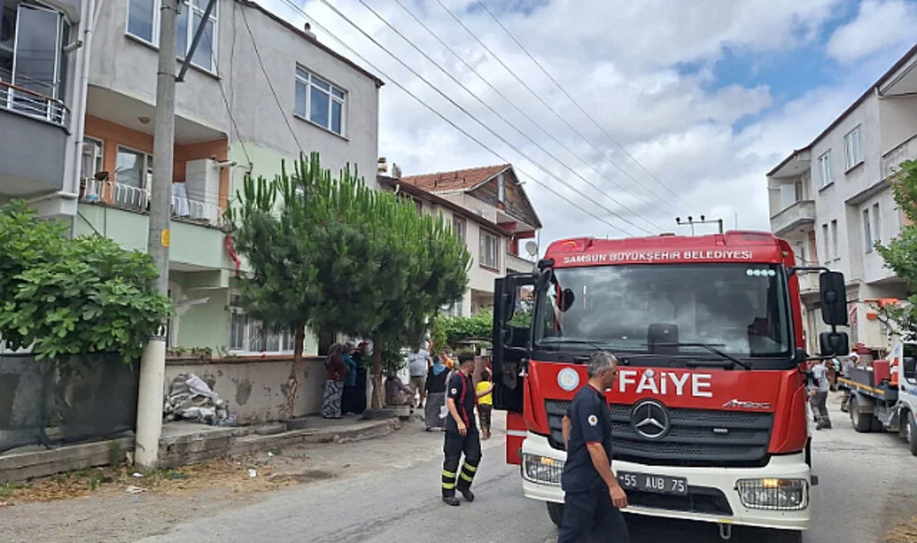 Samsun'da çatı katında çıkan yangın söndürüldü
