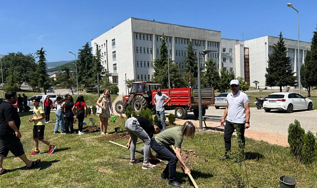 Samsun'da Çevre Haftası kapsamında fidan dikimi yapıldı