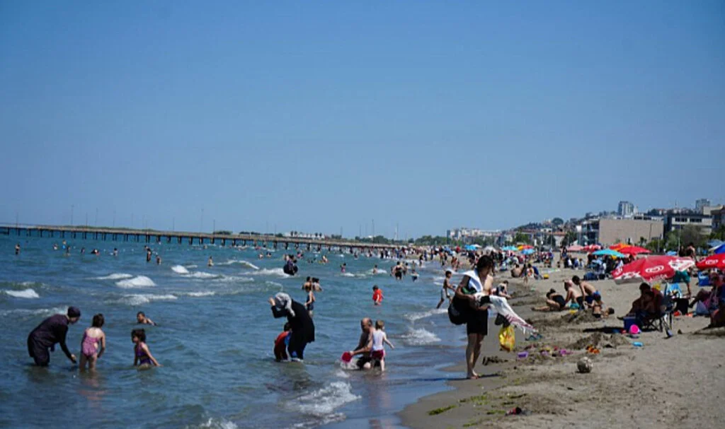 Samsun'da denize giren üşüyor, girmeyen ise terliyor