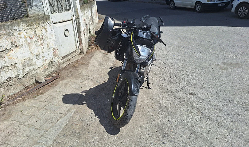 Samsun'da hafif ticari araca çarpan motosiklet sürücüsü yaralandı
