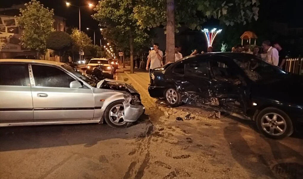 Samsun'da İki Otomobil Çarpıştı: 2 Yaralı