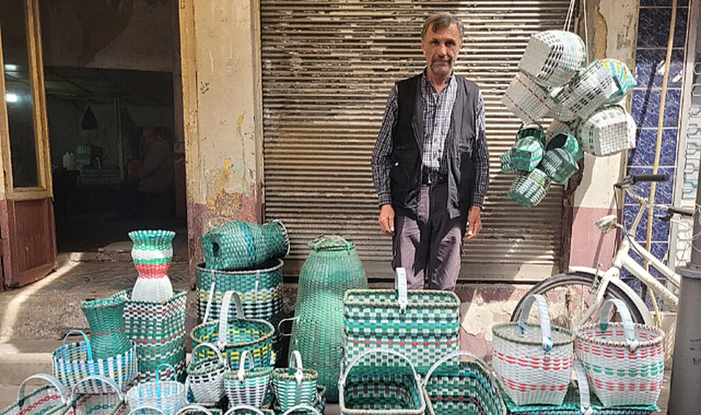 Samsun'da İnşaatlardan Topladığı Atık Plastiklerle Sepet Üretiyor