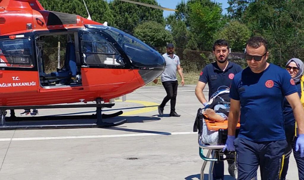 Samsun'da kazada yaralanan yaşlı kadın ambulans helikopterle hastaneye sevk edildi