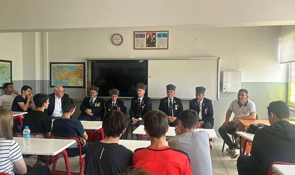 Samsun'da Lise Öğrencileri Kore ve Kıbrıs Gazilerini Sınıflarında Ağırladı