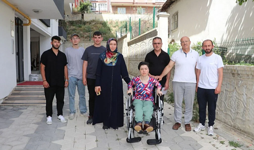 Samsun'da Mavi Kapak Toplayan Yüksekokul Öğrencileri Bir Engelliye Tekerlekli Sandalye Aldı