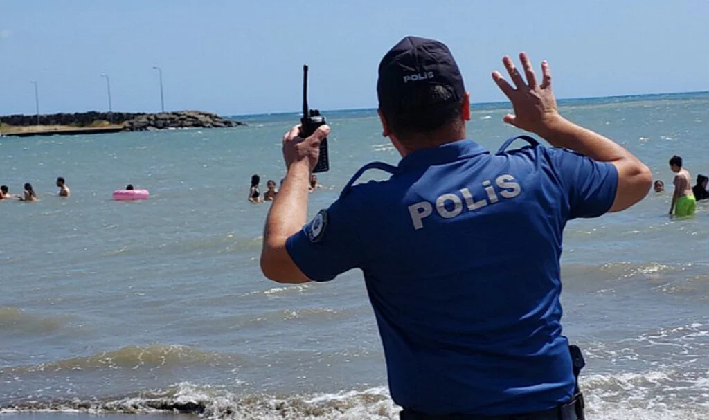 Samsun'da polis boğulmalara karşı sahillerde uyarıda bulunuyor