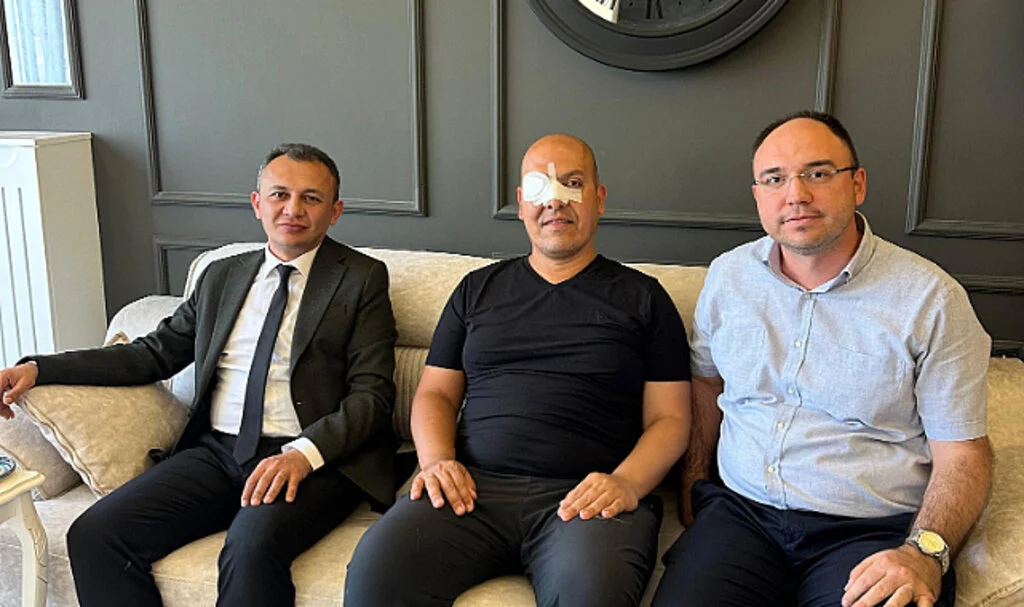 Samsun İl Sağlık Müdürü Dr. Mustafa Uras'tan, saldırıya uğraya doktora 'geçmiş olsun' ziyareti