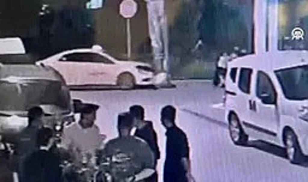 Taksici el frenini çekmeyi unuttu, aracın altında kaldı