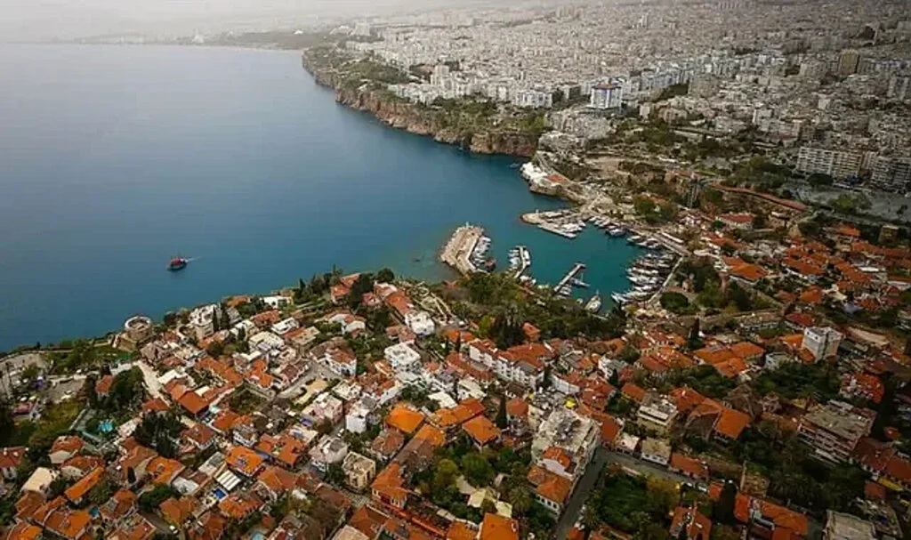 Tatil bölgelerinde gece kulübü, restoran ve günlük kiralamalara sıkı denetim geliyor