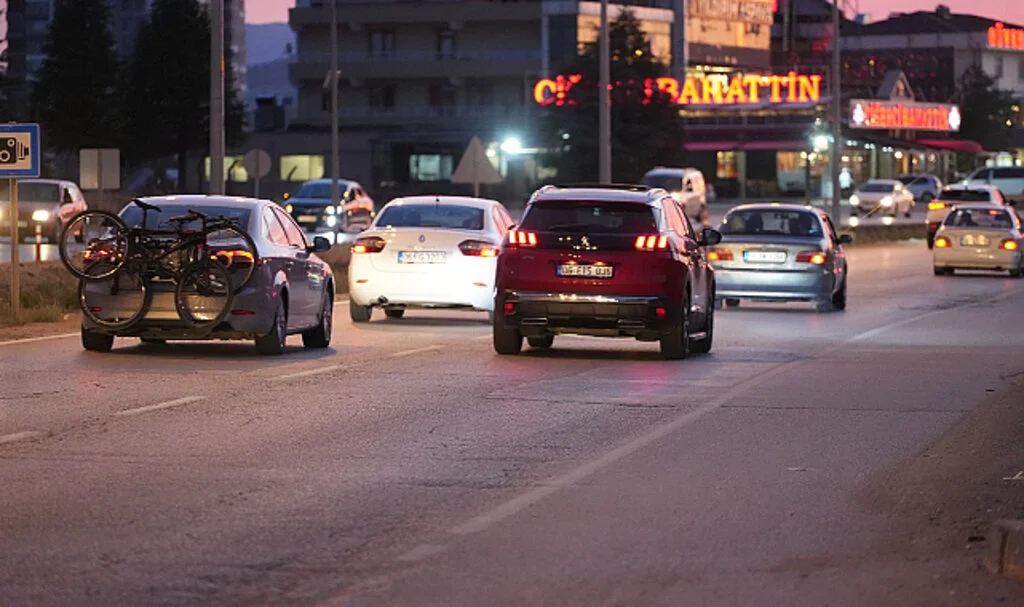 Tatilcilerin Erken Dönüşü 43 İlde Trafiği Kilitledi