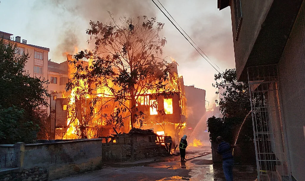 Üç Katlı Bina Yandı, İki Ev Zarar Gördü