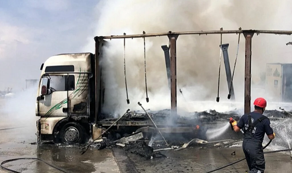 Amasya’da Mobilya Yüklü Tırda Yandı