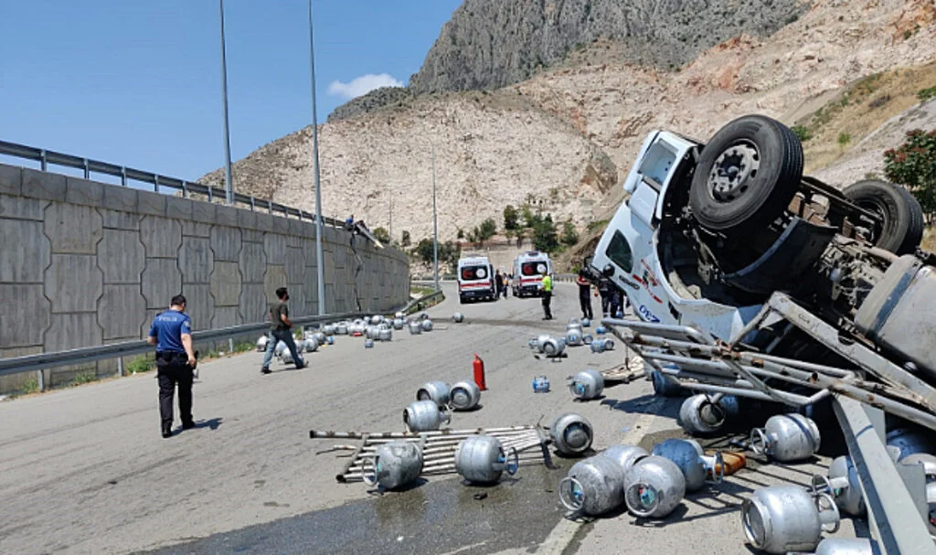 Amasya’da tüp yüklü kamyon devrildi: 1 ağır yaralı