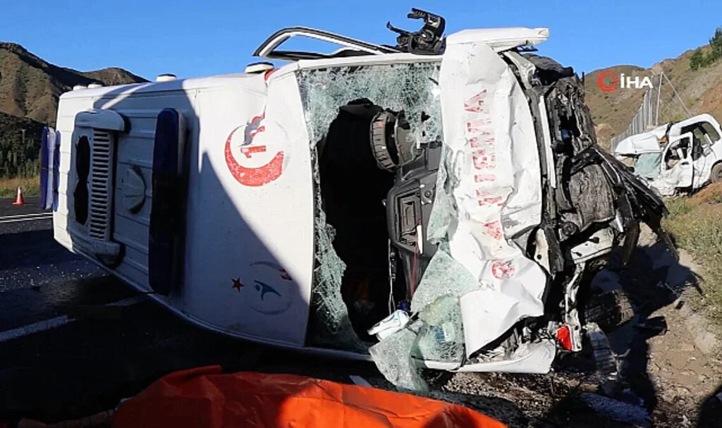 Ambulans İle Ticari Araç Çarpıştı: 4 Ölü 1 Yaralı