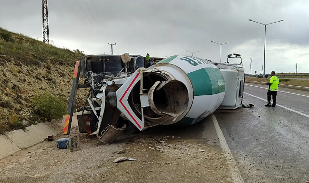 Beton Mikseri Devrildi Sürücü Hayatını Kaybetti