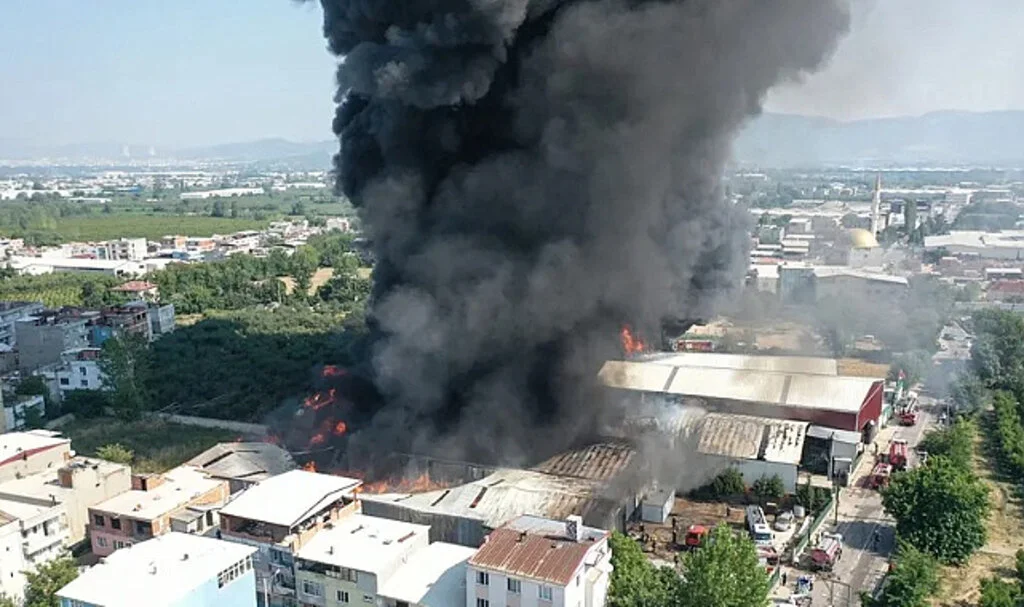 Bursa'da Fabrika ve Geri Dönüşüm Tesisinde Yangın
