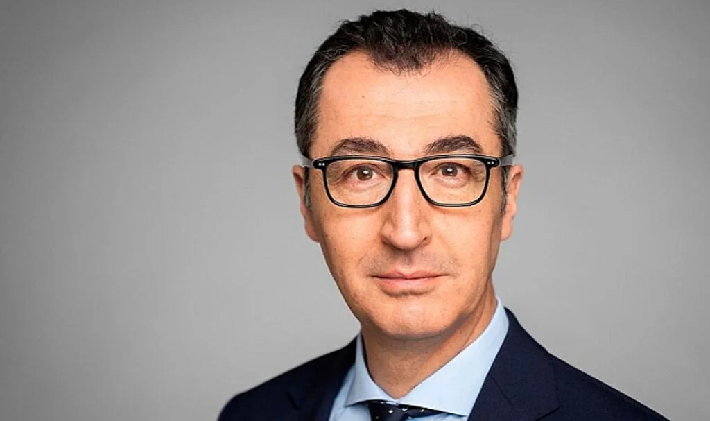 Cem Özdemir Saçmaladı : Döner Alman Yemeğidir