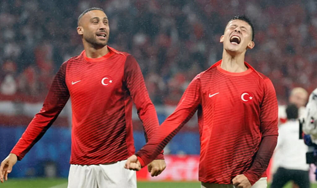 Cenk Tosun ve Fenerbahçe el sıkıştı: İmzalar atılıyor